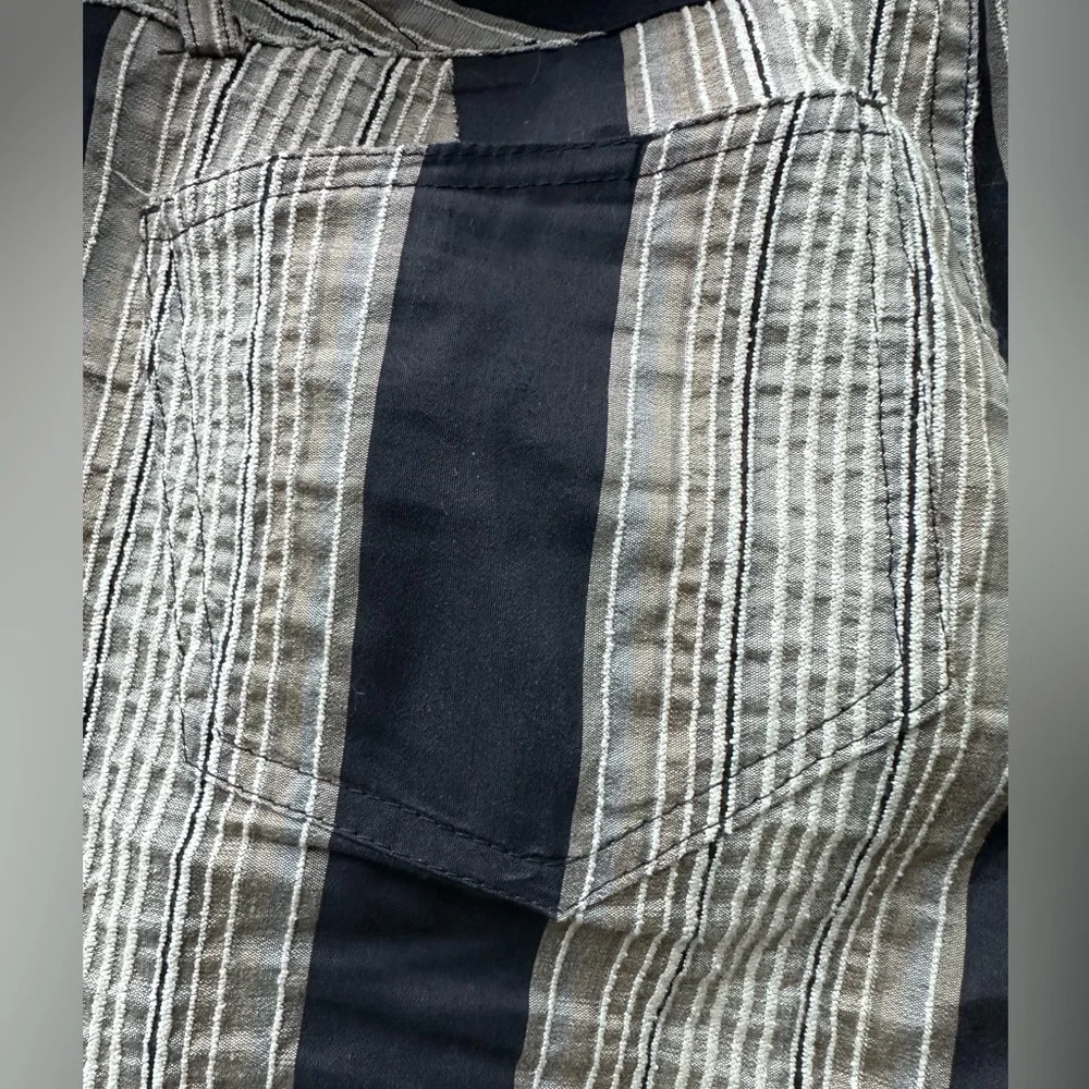 Alice + Olivia Cropped Striped Pants. Size 0 - Picture 12 of 12